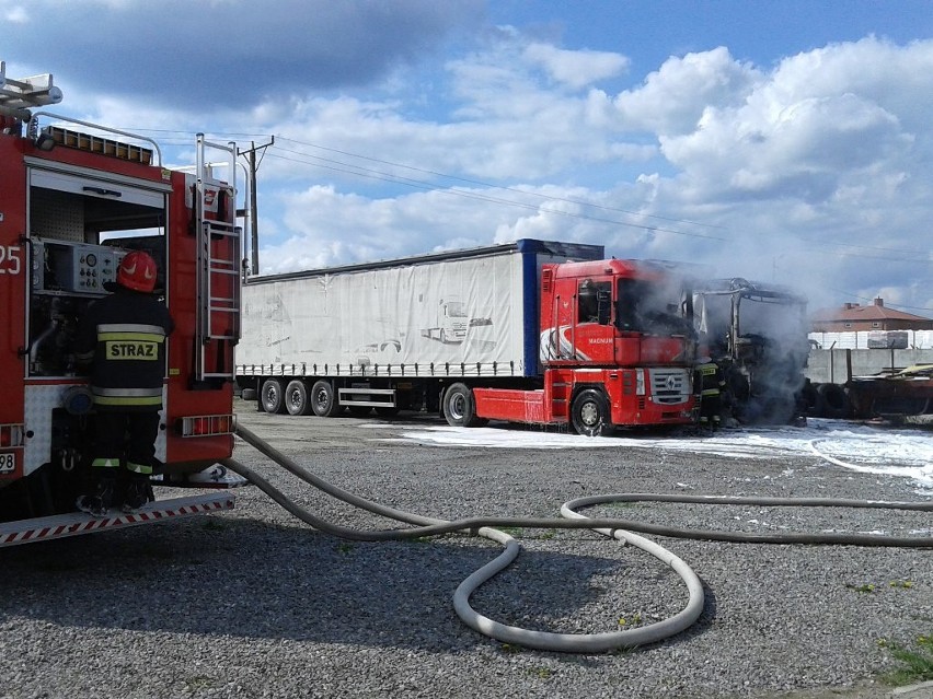 Pożar ciężarówek na parkingu w Lipsku.