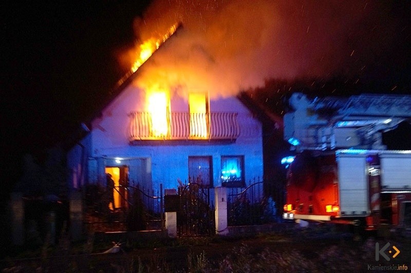 Pożar domu w Kamieniu Pomorskim. Uderzył w niego piorun [zdjęcia, wideo]