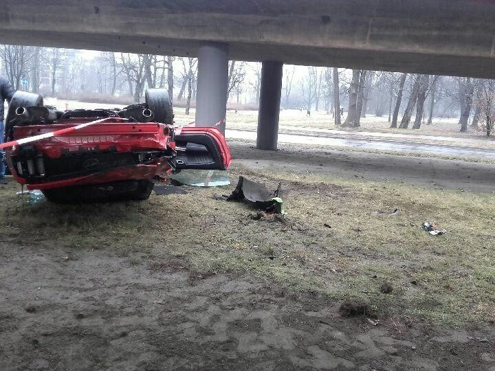 Groźny wypadek na Jana Pawła II w Łodzi. Kierowca mustanga zjechał z wiaduktu. W aucie wiózł małe dziecko [FOTO]