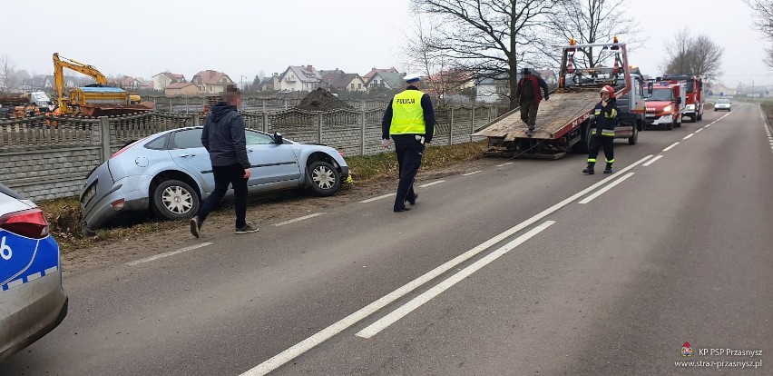 Przasnysz. Wypadek na ul. Żwirki i Wigury. Młoda kobieta wylądowała w rowie, 26.01.2020