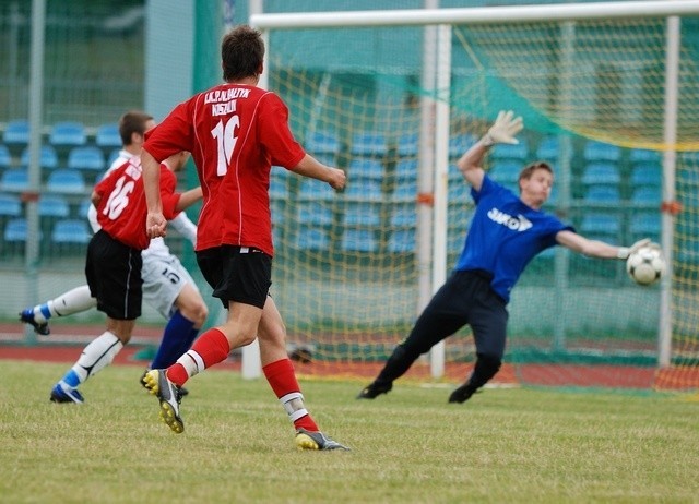 W środę piłkarze Bałtyku (czerwone koszulki) wygrali z młodzieżą Arki Gdynia. 