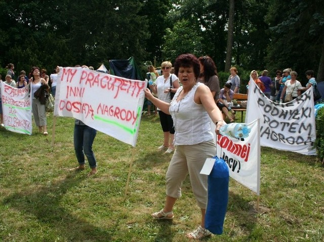 Kilkadziesiąt pielęgniarek skandowało pod szpitalem z banerami. Gdy to nie pomogło, rozstawiły namioty