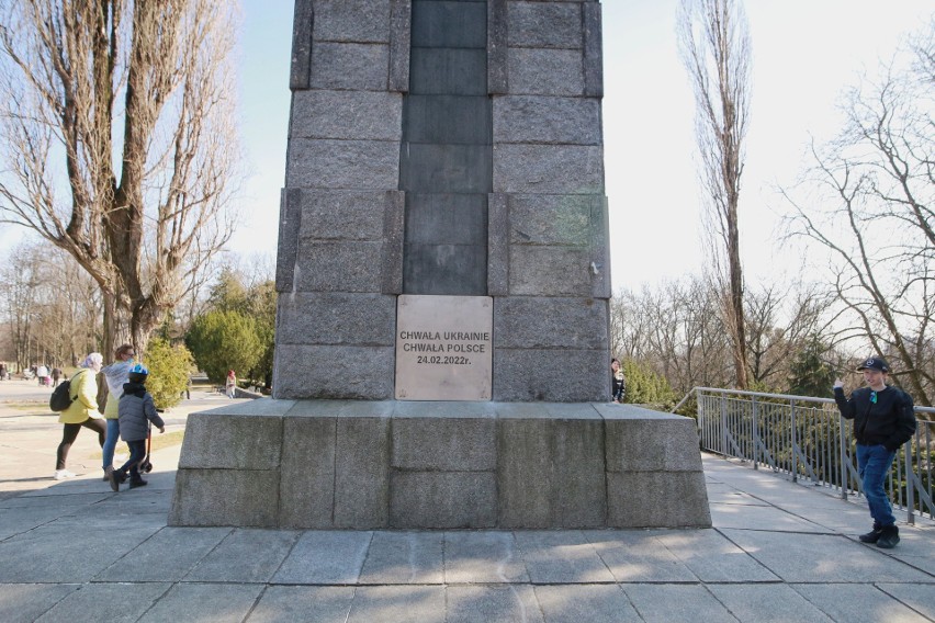 Na obelisku zawieszona jest gwiazda symbolizująca Armię...