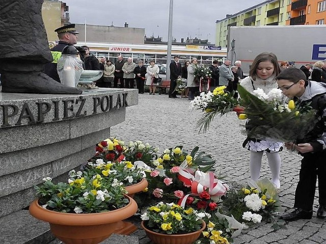 Brodniczanie złożyli kwiaty pod pomnikiem