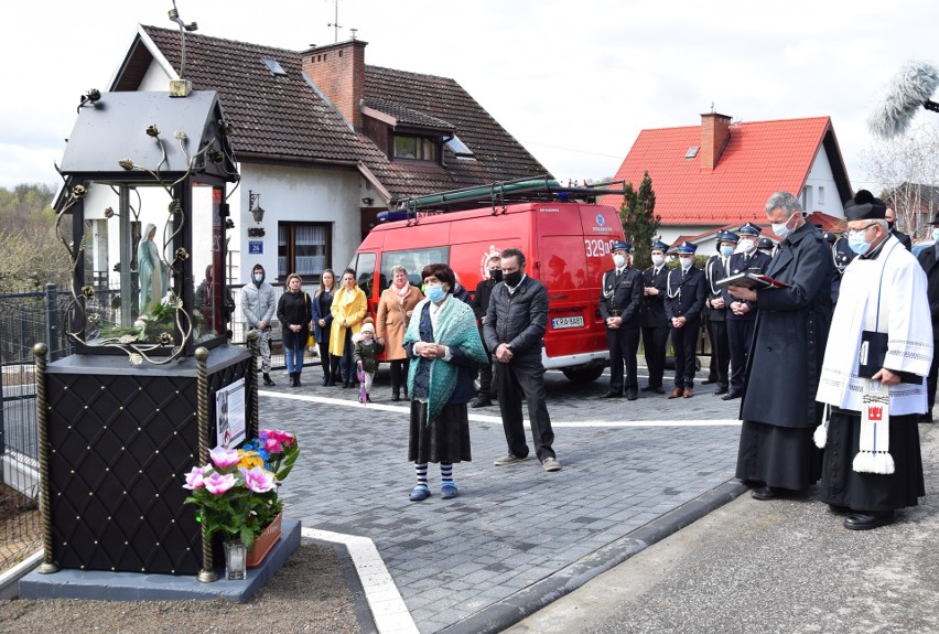 Odbudowany dom w Olszowicach i kapliczka w ogrodzeniu...