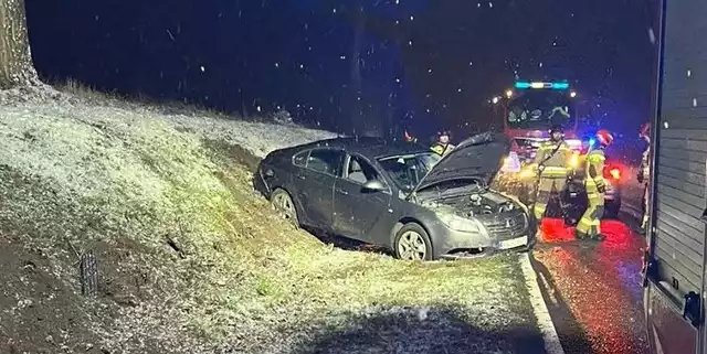 Kierująca samochodem osobowym straciła panowanie nad pojazdem na śliskiej nawierzchni i wypadła z drogi koło Glisna.