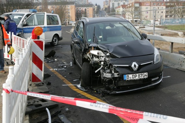 (pik)W środę, 2 marca przed godz. 3 w nocy tuż za mostem na Odrze we Frankfurcie 27-letni polski kierowca wjechał w niemiecki radiowóz. Doszło do potrącenia policjanta. Most został zamknięty dla ruchu samochodowego.Ok. godz. 2 polskiego kierowcę próbowali zatrzymać niemieccy policjanci na autostradzie A12. Jak się okazało jechał skradzionym w Berlinie autem. We Frankfurcie, przy moście 27-latek chciał ominąć radiowóz niemieckiej policji, ale uderzył w auto. Doszło wtedy do potrącenia funkcjonariusza, który trafił do szpitala. Kierujący został przewieziony do policyjnego aresztu we Frankfurcie. Nieoficjalnie udało nam się ustalić, że w kierunku polskiego kierowcy niemiecka policja oddała strzał. Pocisk uszkodził szybę i maskę samochodu. Nikt nie odniósł obrażeń. Most na Odrze został zamknięty. Na miejscu pracują policyjni technicy. Ok. godz. 7 przywrócono ruch dla pieszych i rowerzystów. Przy moście jest też polska policja. - Niemieccy koledzy poprosili nas, abyśmy informowali kierowców, że przejazdu przez rzekę nie ma - informuje mł.asp. Magdalena Jankowska ze słubickiej policji.