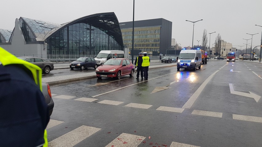 Karambol przy dworcu Łódź Fabryczna. Na al. Scheiblerów...