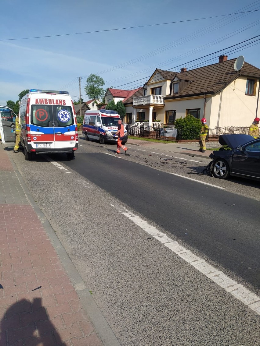 Wypadek w Bielinach. Po zderzeniu volkswagena z BMW trasa była całkowicie zablokowana. Zobacz zdjęcia