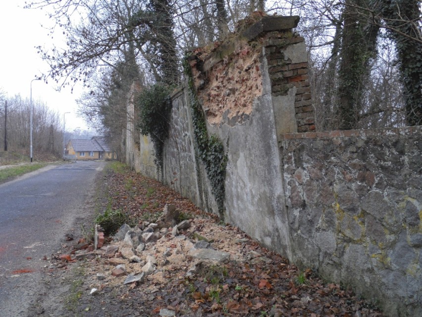 Mur w Ośnie Lubuskiem niebezpiecznie przechyla się w stronę...
