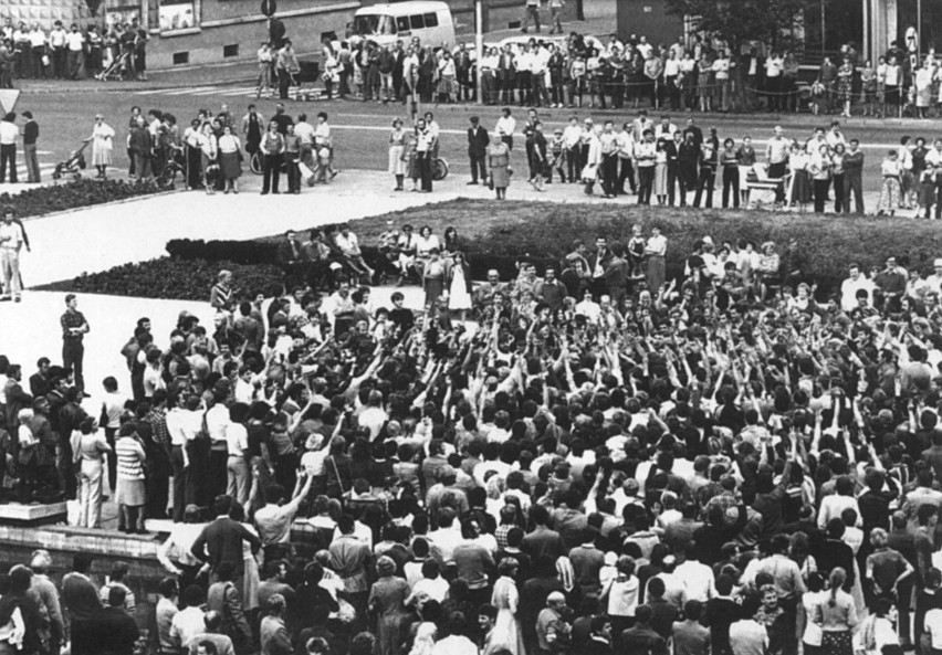 Koszalin, 31 sierpnia, 1982. Tłum na Rynku Staromiejskim....
