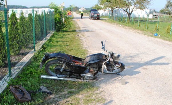 Motocyklista potrącony przez chevroleta. Nieprzytomny trafił do szpitala. (zdjęcia)