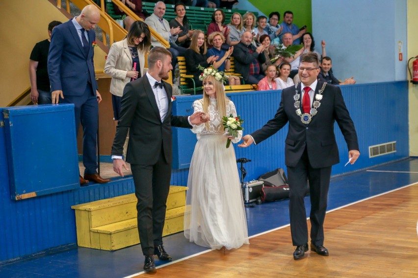 Niezwykły ślub w hali koszykówki! Na boisku młoda para, a na trybunach goście weselni ZDJĘCIA