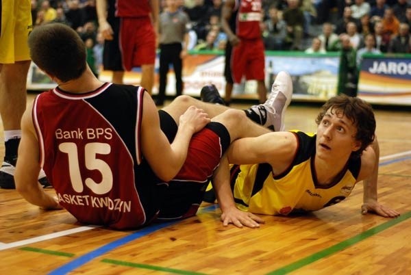 Bartosz Diduszko w Zniczu już nie zagra  bo podpisał kontrakt z Kotwicą Koobrzeg, ale jarosławska drużyna ma szanse występy w koszykarskiej elicie.