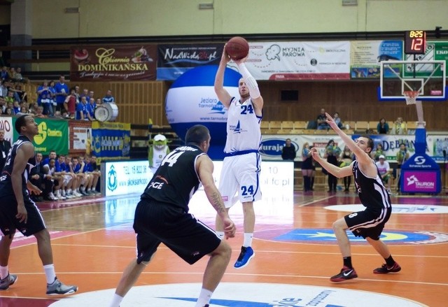 Koszykarze Jeziora Tarnobrzeg (na zdjęciu z piłką Jakub Dłoniak) zmierzą się w drugiej rundzie fazy centralnej Intermarché Basket Cup z PGE Turowem Zgorzelec.