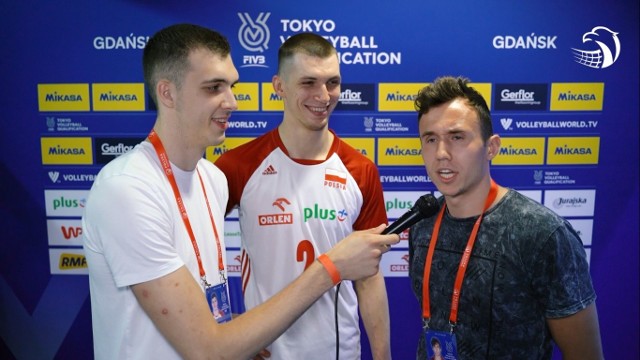 Maciej Muzaj (w środku) musiał zmierzyć się z pytaniami Norberta Hubera (z lewej) i Pawła Halaby.