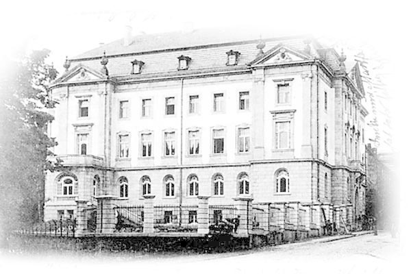 Tak wyglądała na początku XX wieku siedziba rejencji koszalińskiej. Budynek obecnie zajmuje policja.