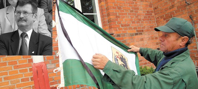 Na znak żałoby na szczecineckim ratuszu opuszczono do połowy masztów flagi miasta i przepasano je kirem.