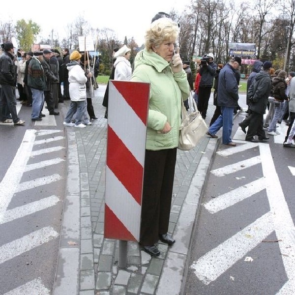 O godz. 13.05 na przejście dla pieszych przy rondzie Marconiego wyszło około stu osób. Protestowały dwie godziny.