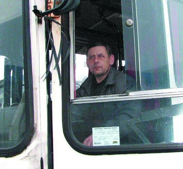 Na wszystkich autobusach suwalskiego PKS pojawiła się czarna wstążka. - Choć w ten sposób oddamy Tadeuszowi hołd - mówi Józef Buczyński.