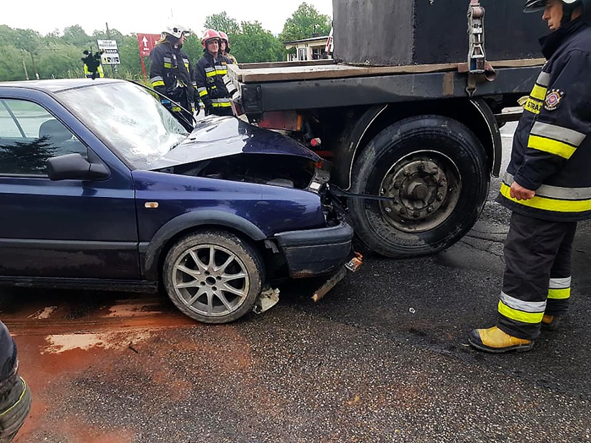 Volkswagen wbił się w przyczepę ciężarówki. Jedna ranna osoba w szpitalu