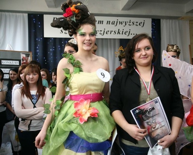 Marlena Banaszkiewicz (z lewej) i Anna Jasek, zwyciężyły konkurs fryzjersko - kosmetyczny "Cztery Pory Roku&#8221; zorganizowany przez Zakład Doskonalenia Zawodowego w Radomiu dla uczniów tamtejszego technikum usług fryzjerskich.