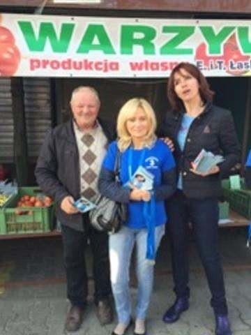 Anna Białkowska namawiała do głosowania na PO na targowiskach (zdjęcia)