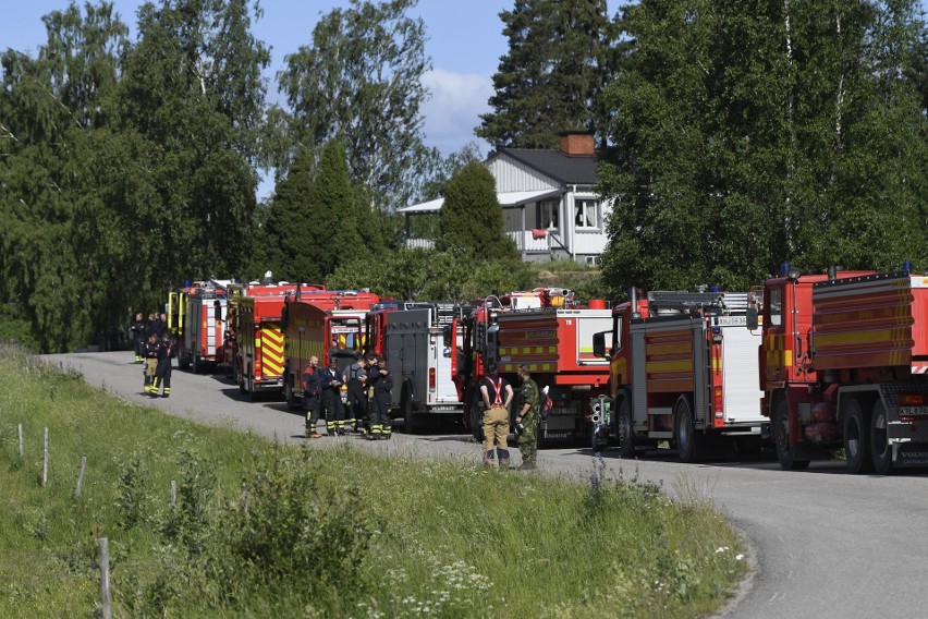 Szwecja: Pożary lasów. Polscy strażacy entuzjastycznie witani w Szwecji, rycerze św. Floriana ruszyli na ratunek [ZDJĘCIA] [WIDEO]