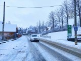 Zima wróciła do Zakopanego. Spadło kilka centymetrów śniegu. Drogi zrobiły się białe 