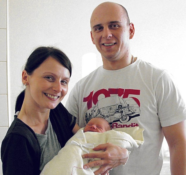 Anna i Krystian Michałkowie z małym Aleksandrem, który urodził się w niedzielę w „Szczekliku”