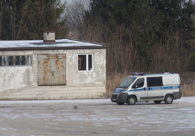 Policja prewencyjnie pilnuje terenu, by nikt postronny nie dostał się do magazynów w Borkowicach, w których znajdują się tony odpadów.