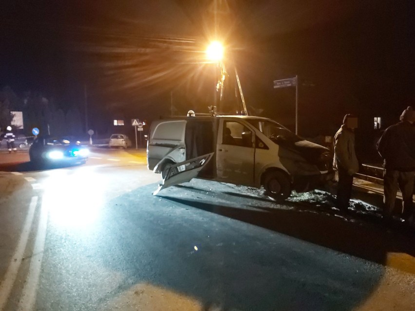 Wypadek w Tarnobrzegu. 27-latek uderzył mercedesem w ogrodzenie posesji, policjanci wyczuli alkohol (ZDJĘCIA)