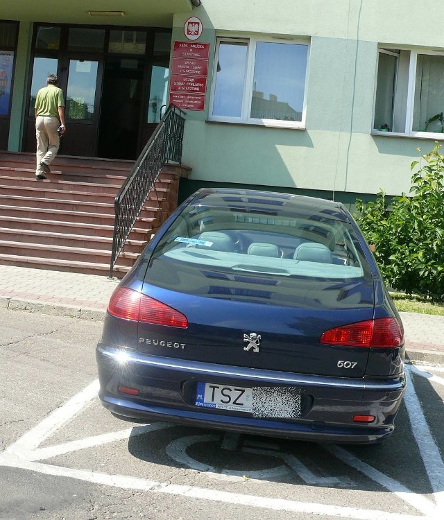Straż miejska, wedle nowego pomysłu władz Staszowa, ma dbać o porządek. W tym wypadku się przyda. Nic tak nie irytuje, jak widok samochodu jednego z radnych, który blokuje miejsce dla niepełnosprawnych na parkingu przed magistratem.