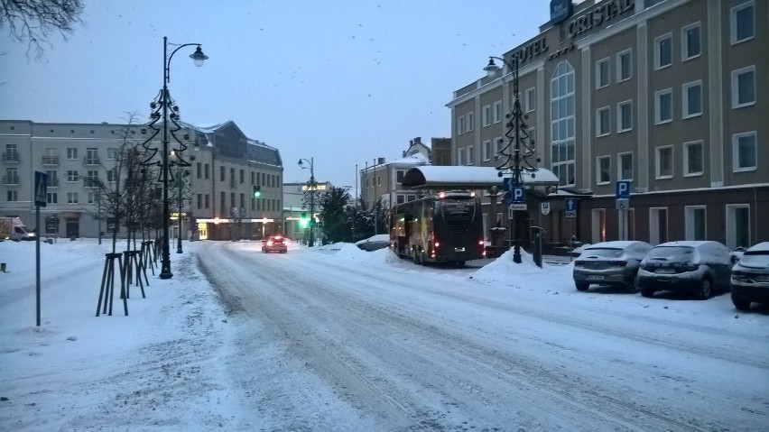 Atak zimy 2017. Centrum miasta zasypane śniegiem, w regionie auta w rowach (wideo)