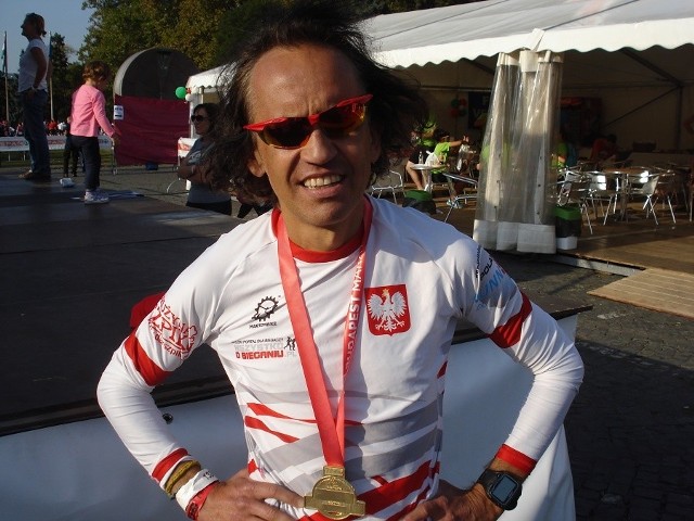Przemysław Walewski to wielokrotny uczestnik imprez biegowych dla amatorów, z których często wracał z medali MP, ME i MŚ