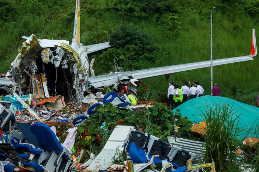 Katastrofa samolotu linii Air India Express. Boeing-737 rozbił się podczas lądowania na lotnisku Calicut [ZDJĘCIA] Są ofiary śmiertelne