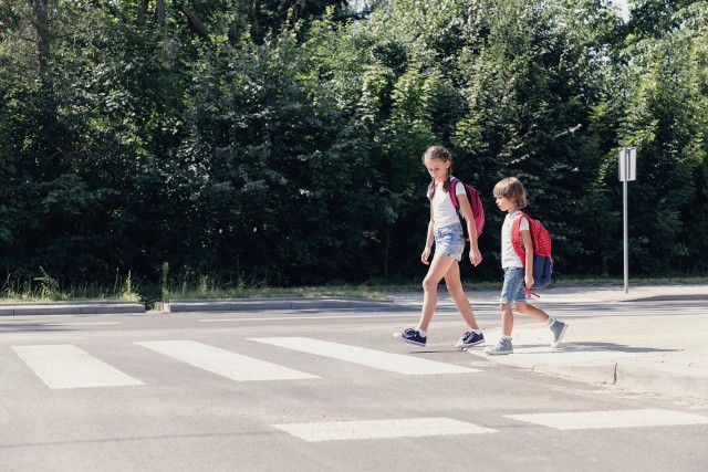 Nauczenie dzieci podstaw bezpiecznego poruszania się w okolicy jezdni to obowiązek każdego rodzica