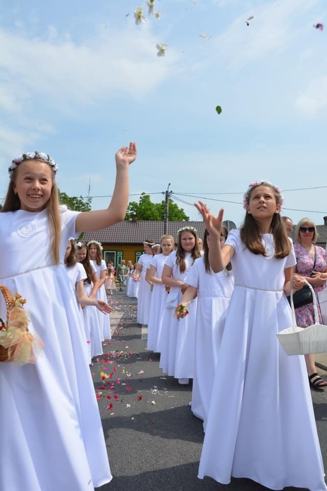 Boże Ciało w Głowaczowie. W parafii pod wezwaniem świętego Wawrzyńca setki wiernych przeszły w uroczystej procesji. Zobacz zdjęcia 