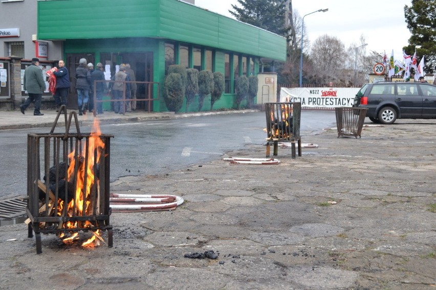 Strajk na Śląsku: miasteczko namiotowe przed kopalnią...