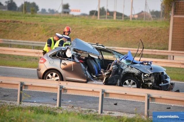 Groźny wypadek na A1 w powiecie włocławskim. Samochód ciężarowy zderzył się z osobówką na wysokości MOP Ludwinowo. Trzy osoby zostały ranne. Czytaj więcej na kolejnych slajdach --->Wypadek na autostradzie A1 w okolicach MOP Ludwinowo obok Włocławka