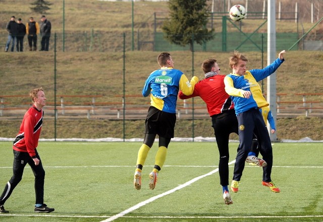 Piłkarze Elany (niebiesko-żółte koszulki) pokonali czwartego trzecioligowca tej zimy. Wczoraj wygrali w Świeciu z Wdą 3:2