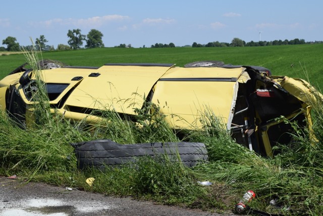 Chwilę przed godziną 14.00 w poniedziałkowe popołudnie gnieźnieńskie służby otrzymały informację o wypadku w miejscowości Miaty. Ciężarówka zderzyła się z busem.Przejdź do kolejnego zdjęcia --->