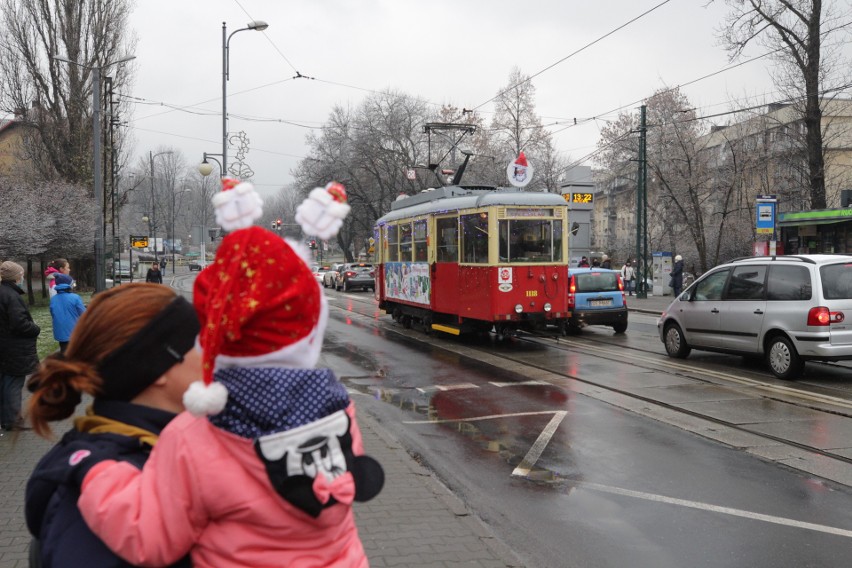 Mikołajkowy tramwaj z prezentami jeździ po Metropolii....