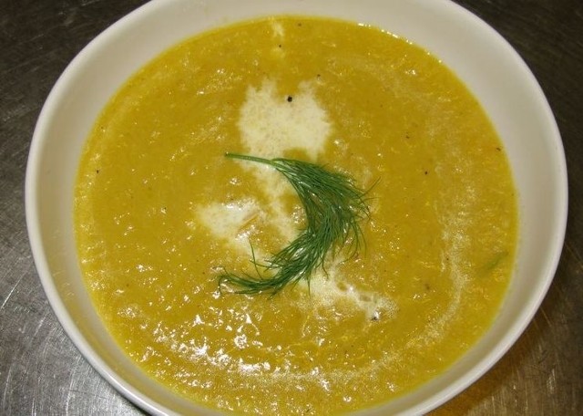 Kremowa zupę z kukurydzy można podać z kleksem gęstej śmietany albo grzankami.
