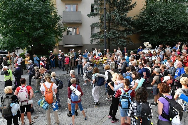 Pielgrzymkę do Wilna zainaugurowała uroczysta msza, której przewodniczył Arcybiskup Metropolita Tadeusz Wojda. Do sanktuarium Matki Miłosierdzia w Ostrej Bramie pątnicy wyruszyło około 400 osób. Pielgrzymi dotrą tam 24 sierpnia, po przejściu blisko 300 kilometrów.