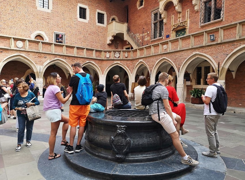 Kraków. Spacer po przepięknym dziedzińcu Collegium Maius UJ [ZDJĘCIA]