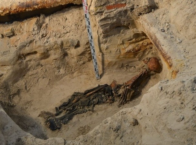 Ze szczątków został pobrany materiał DNA. Dzięki temu antropolodzy będą mogli ustalić wiek, płeć i okoliczności śmierci tych osób.