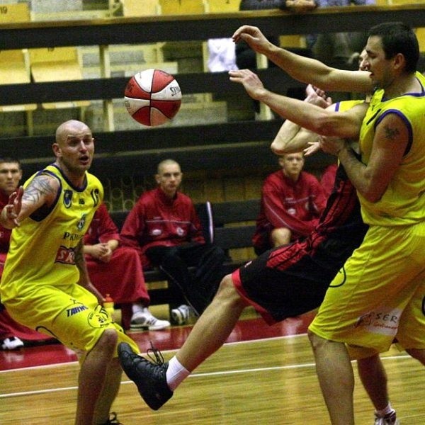 Występ koszykarza Siarki Tarnobrzeg Macieja Sudowskiego (z prawej) w sobotnim meczu ze Stalą w Stalowej Woli stoi pod dużym znakiem zapytania. 