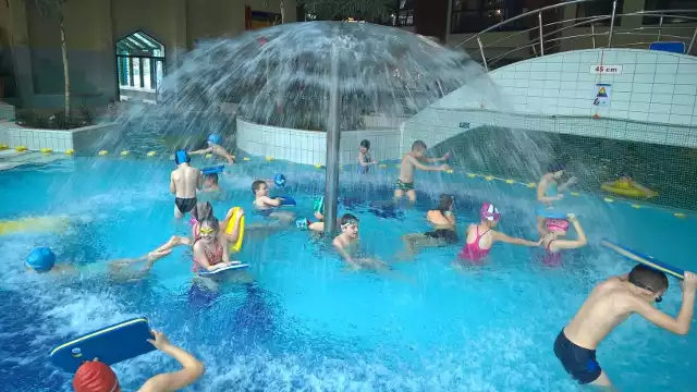 Uczniowie Szkoły Podstawowej w Cecylówce Brzózkiej na basenie w Kozienicach.