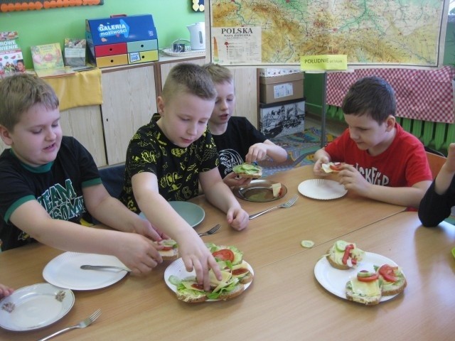 W Osięcinach dzieci wiedzą, jakie jedzenie jest zdrowe. Same je przygotowały i spałaszowały. Nie zostały nawet okruchy!